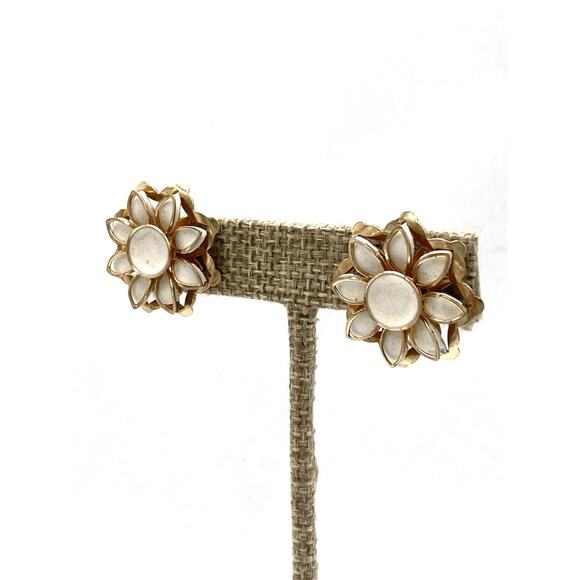 Coro Screw Backs Clips Clip Ons Earrings White Enamel Gold Tone Vintage - Picture 10 of 12